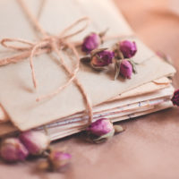 Gebundene Liebesbriefe mit Blumen