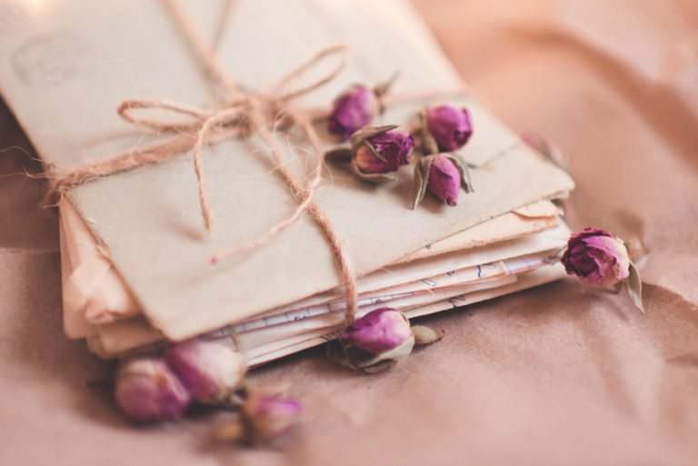 Gebundene Liebesbriefe mit Blumen