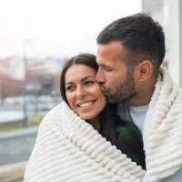 Romantisches Paar in Decke eingewickelt im Freien