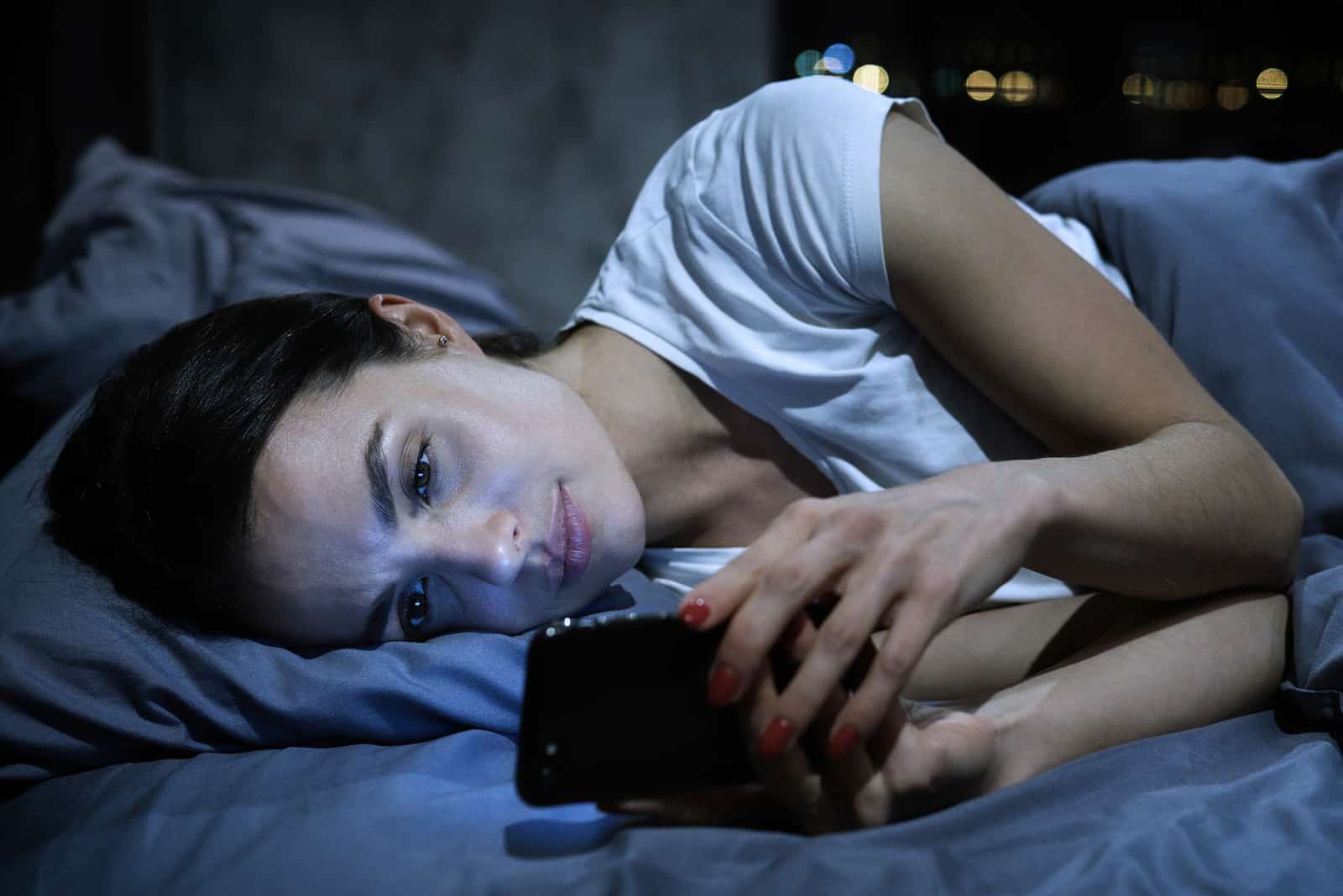 Frau im Bett SMS