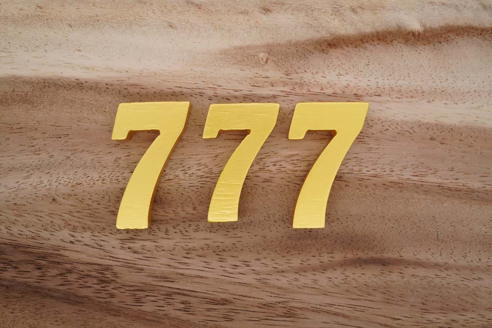 Nummer 777 in Gold gemalt