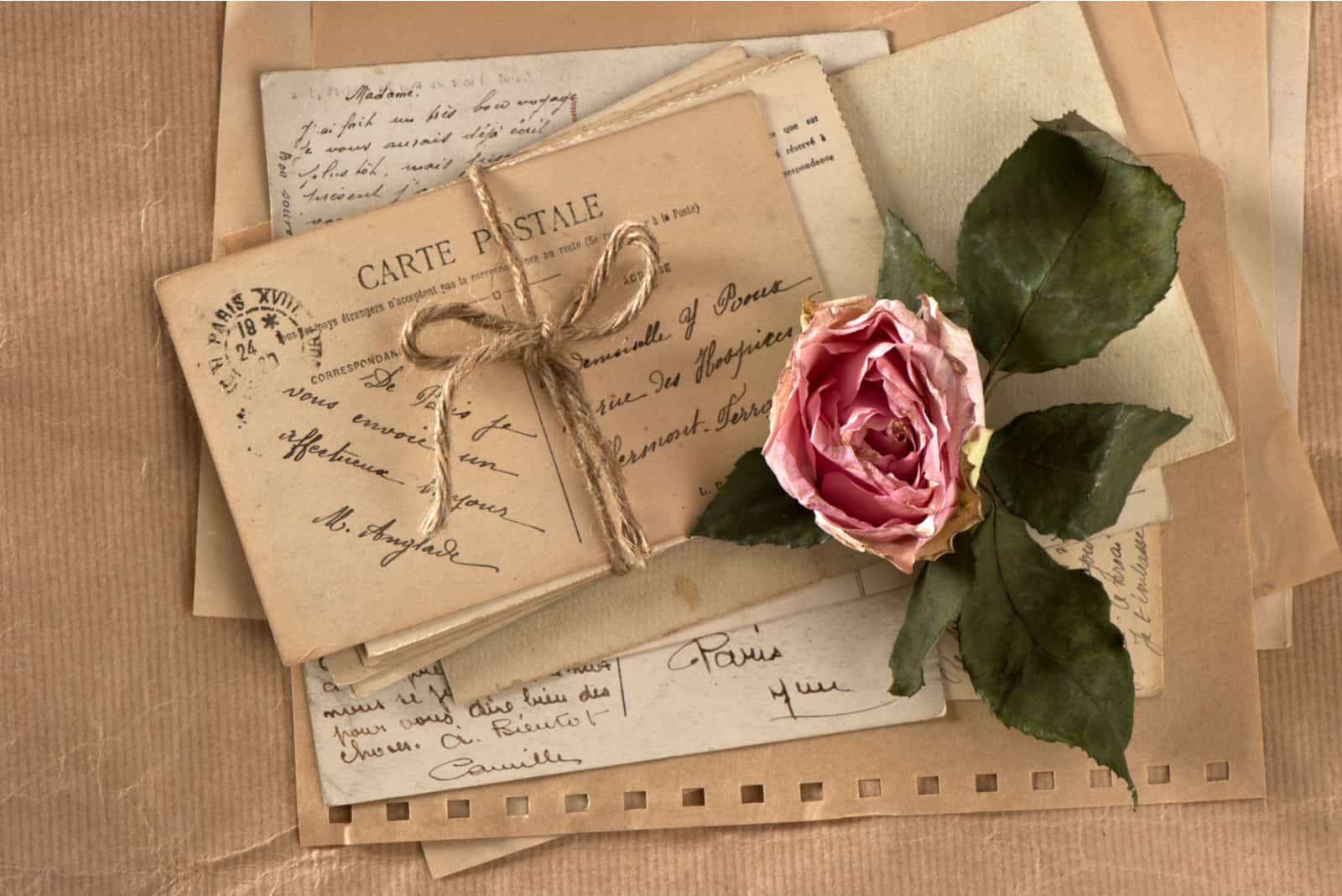 Rose und alte Liebesbriefe