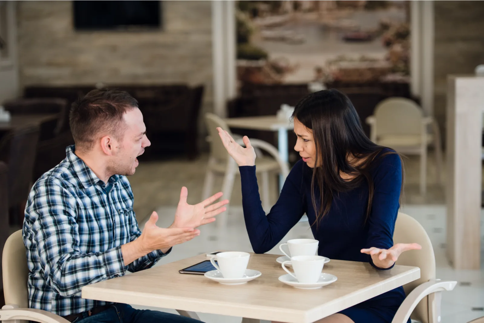 wütendes streitendes Paar im Cafe
