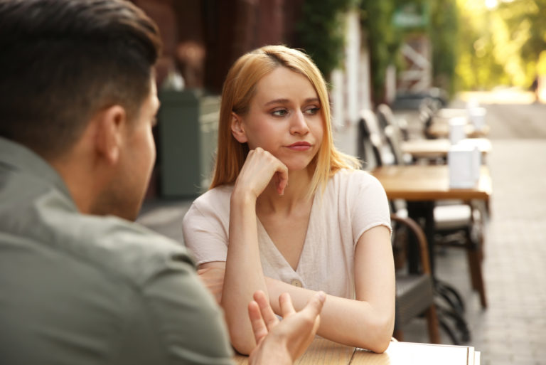 enttäuschte Frau bei einem Date