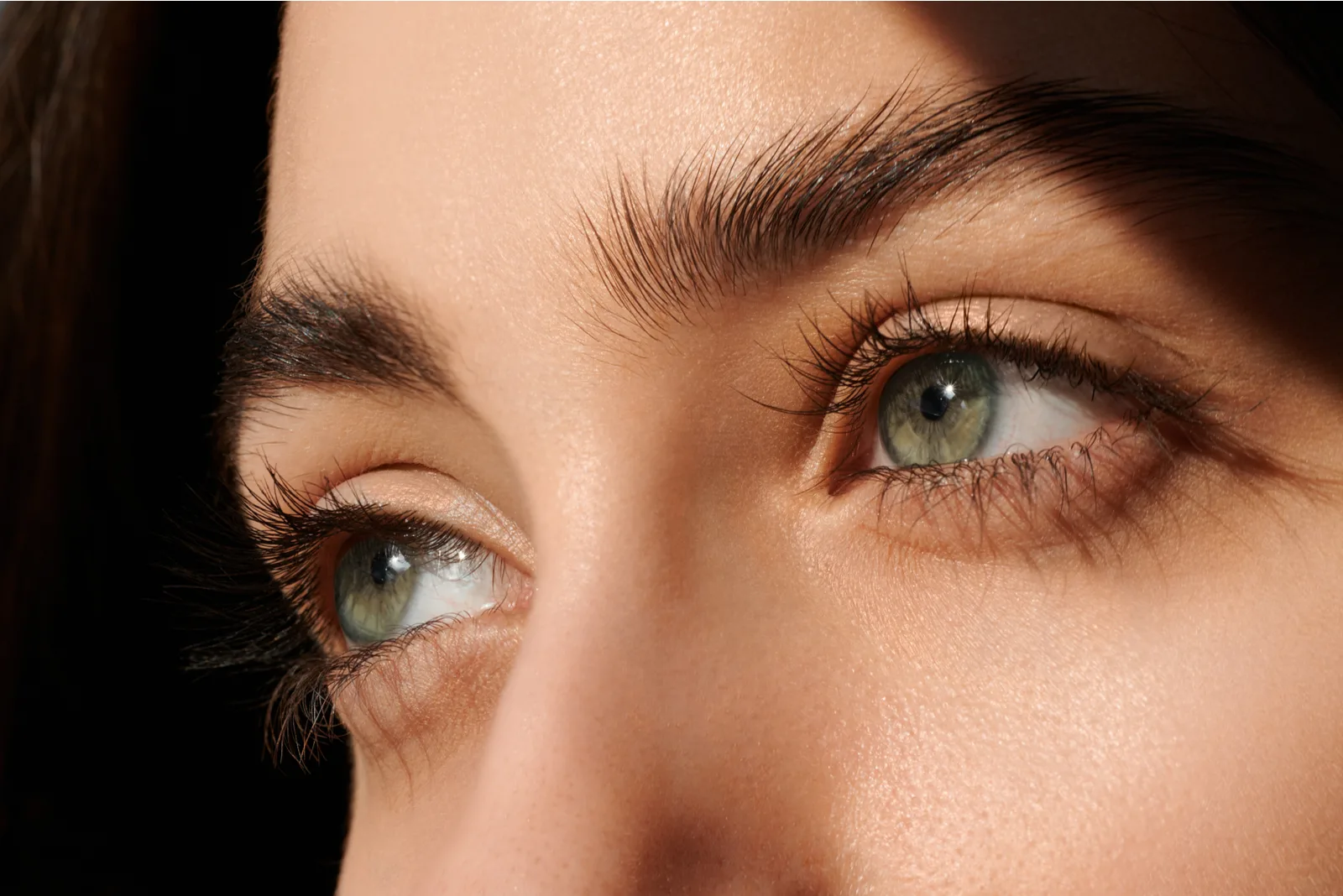Nahaufnahmefoto einer Frau mit grünen Augen
