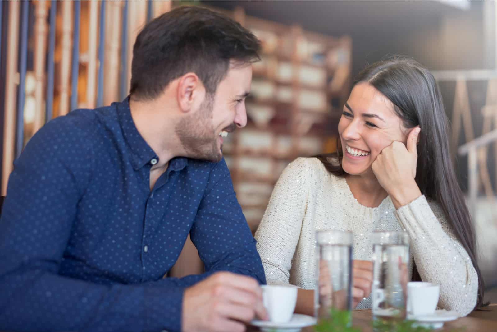 Paar flirtet bei ihrem ersten Date im Café