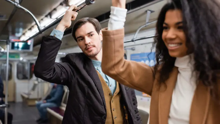 Was bedeutet es, wenn ein Mann eine Frau mustert?