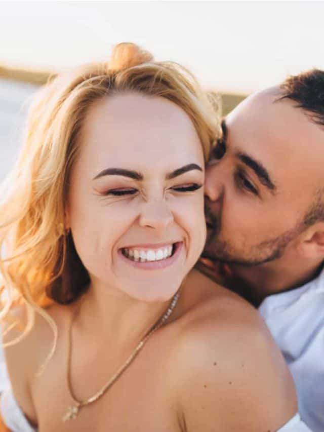 cropped-Mann-kusst-gluckliche-Frau-im-Freien.jpg