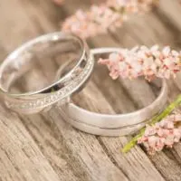 silberne Eheringe auf dem Tisch