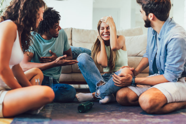 Freunde, die Wahrheit oder Pflicht spielen