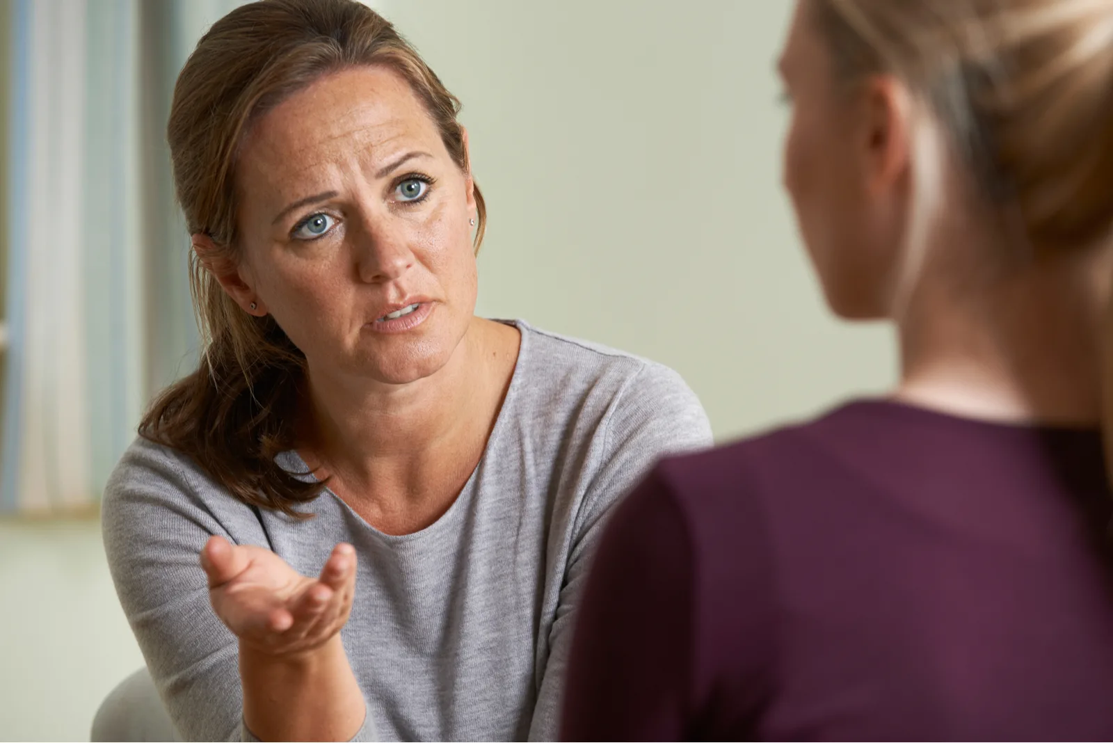 Eine wütende Frau spricht mit ihrer Tochter