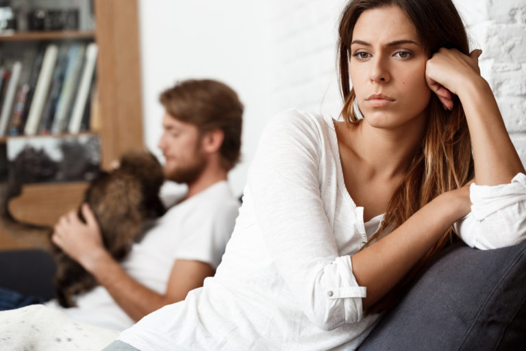 Frau enttäuscht wegen unerwiderter Liebe