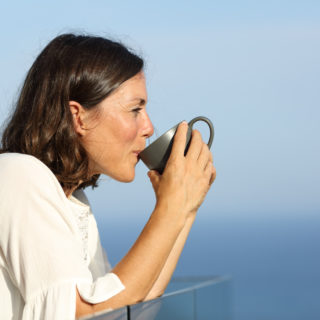 Frau trinkt Tee