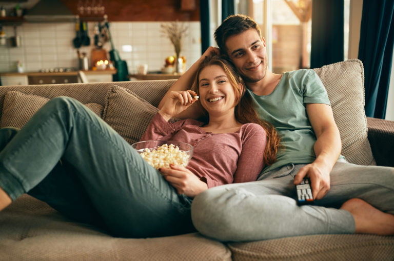 paar zusammen mit popcorn fernsehen