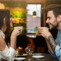 Paare, die Kaffeegetränke zusammen während eines romantischen Datums genießen