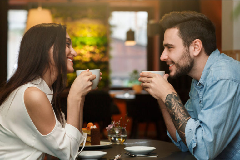 Paare, die Kaffeegetränke zusammen während eines romantischen Datums genießen
