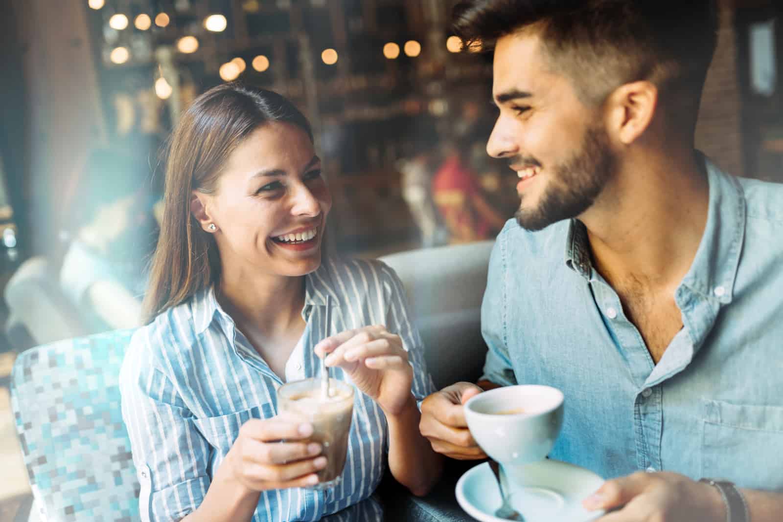 Junges attraktives Paar auf Datum im Café