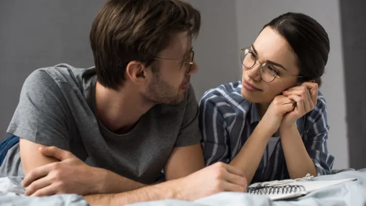 Spürt man Verliebtheit des anderen? So erkennst du, ob er auf dich steht!