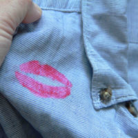 Frau entdeckt Lippenstiftfleck auf dem Hemd ihres Mannes
