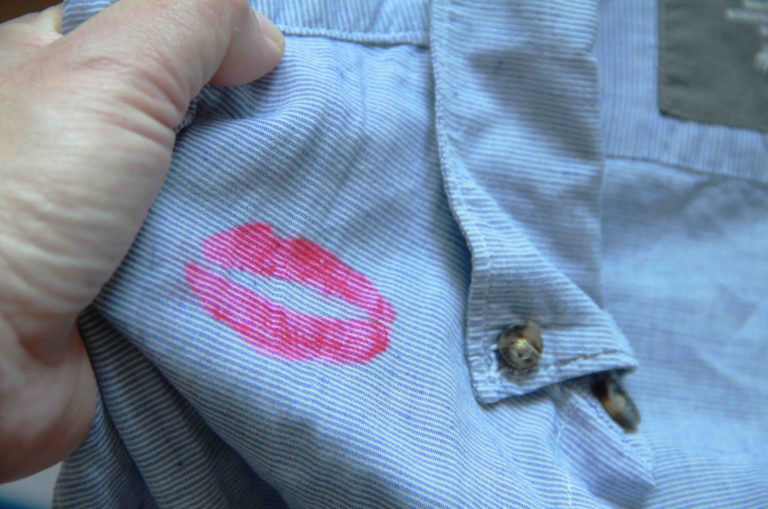 Frau entdeckt Lippenstiftfleck auf dem Hemd ihres Mannes