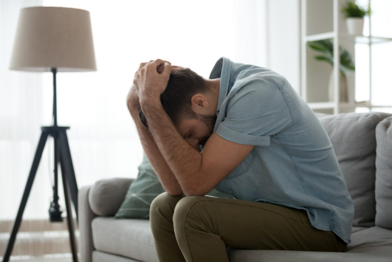 depressiver Mann weint