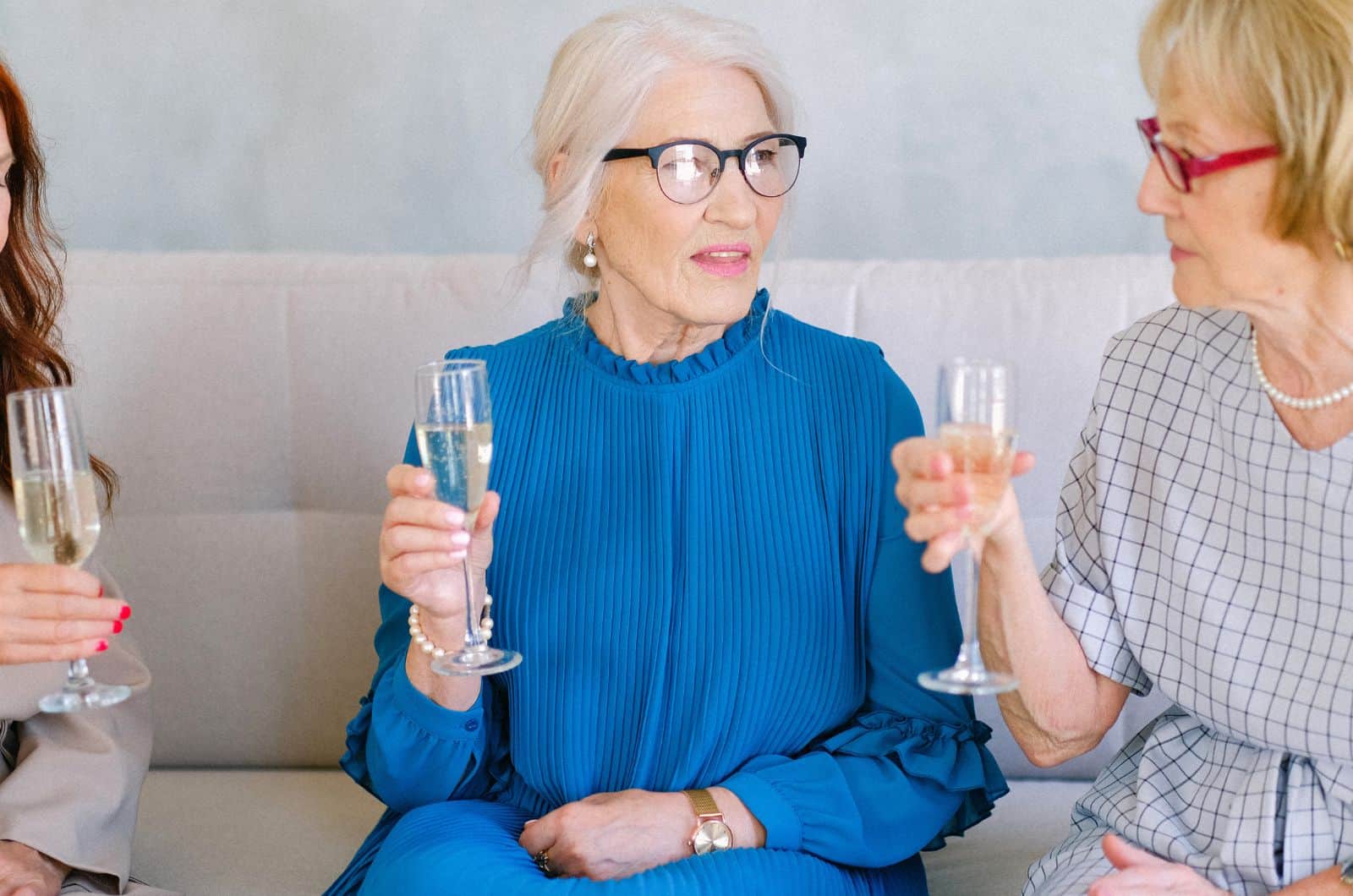 ältere Frau mit Champagner