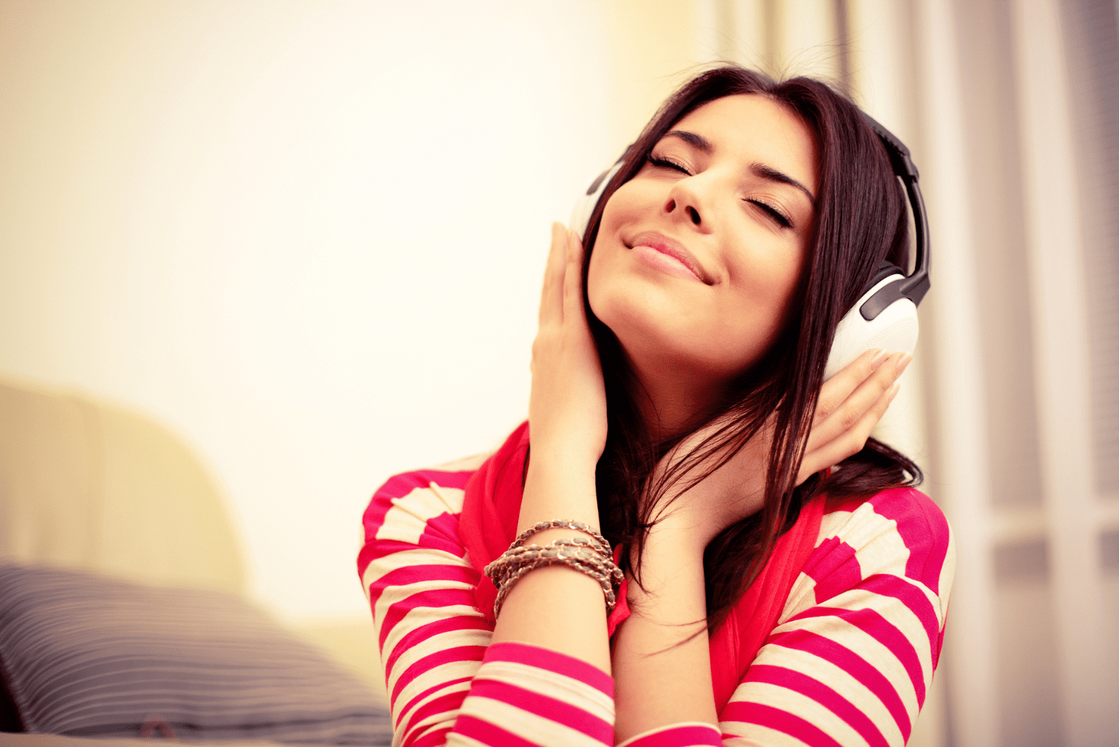schöne Frau hört Musik über Kopfhörer