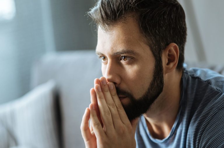 Depressiver, aufmerksamer Mann, der in die Ferne blickt