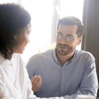 ein mann spricht mit einer frau