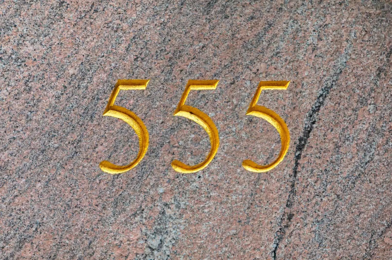 goldene Zahl auf Stein
