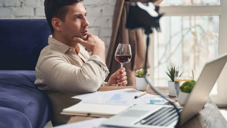 20 Anzeichen für: Verliebte Männer verdrängen Gefühle