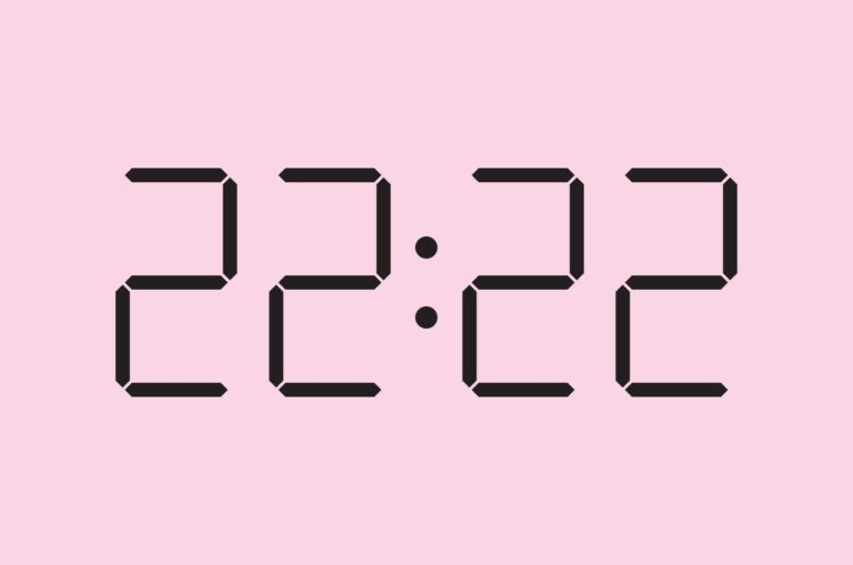 Nahaufnahme der Digitaluhr, die 22:22 Uhr anzeigt
