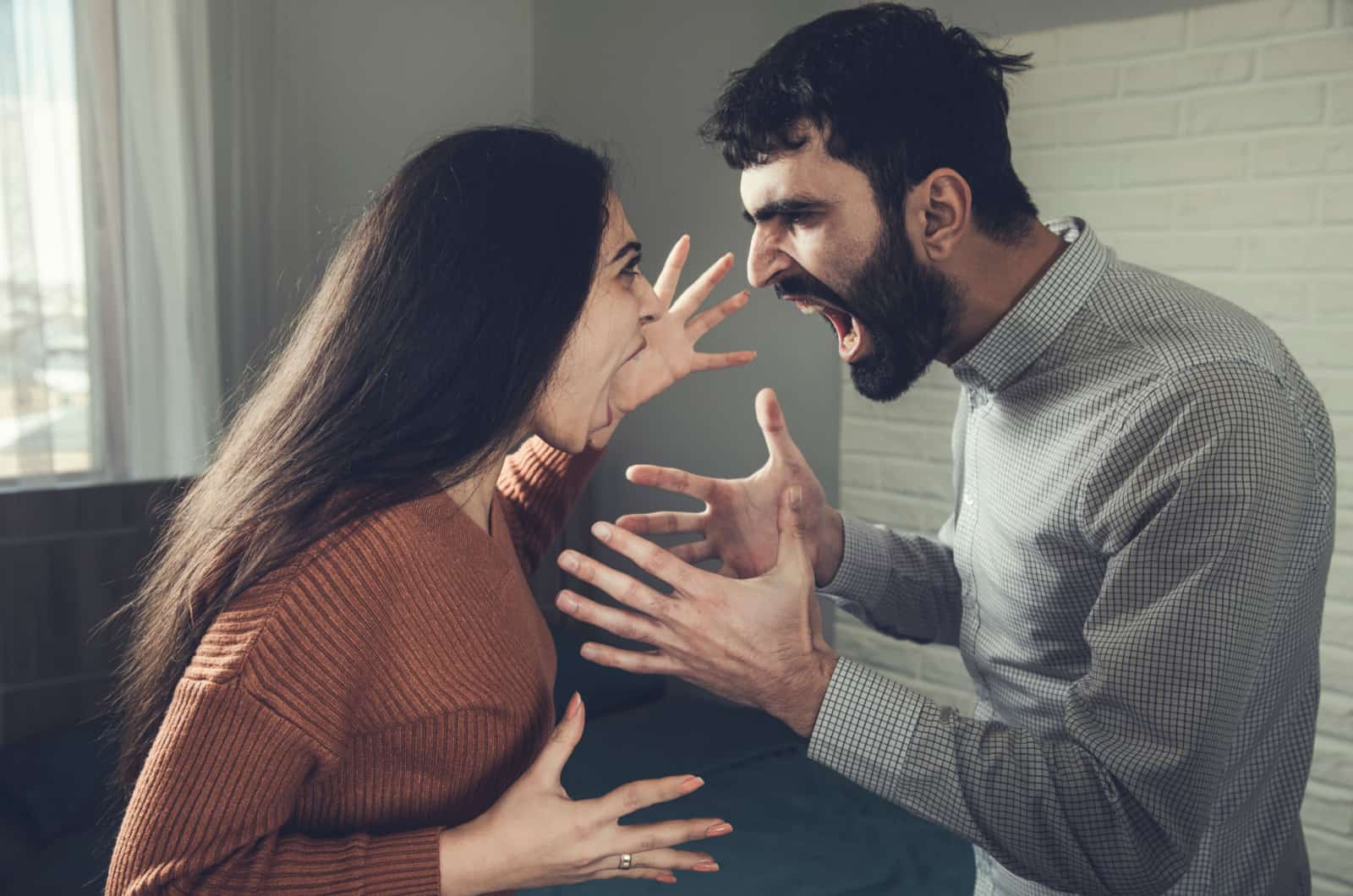 Mann und Frau schreien