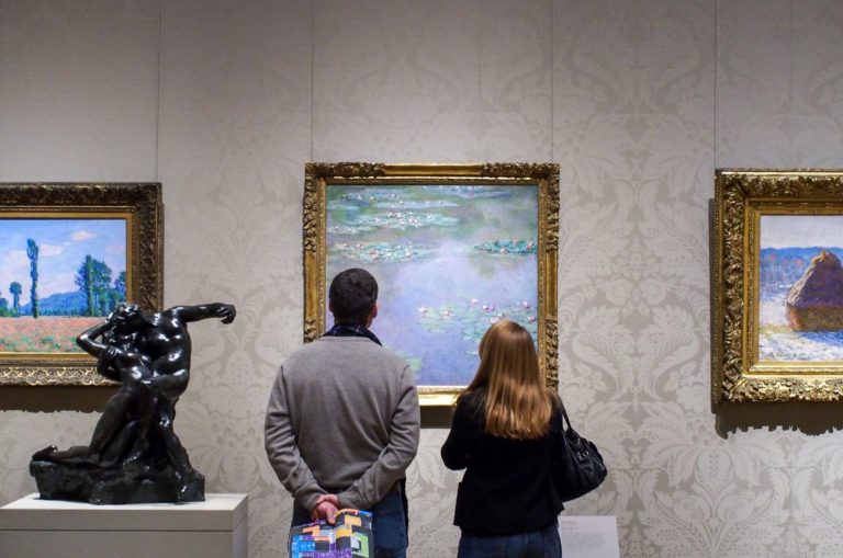 Paar im Museum am Tag