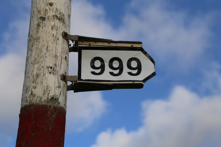 Nummer 999 auf der Säule