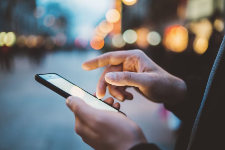 mann tippt am telefon