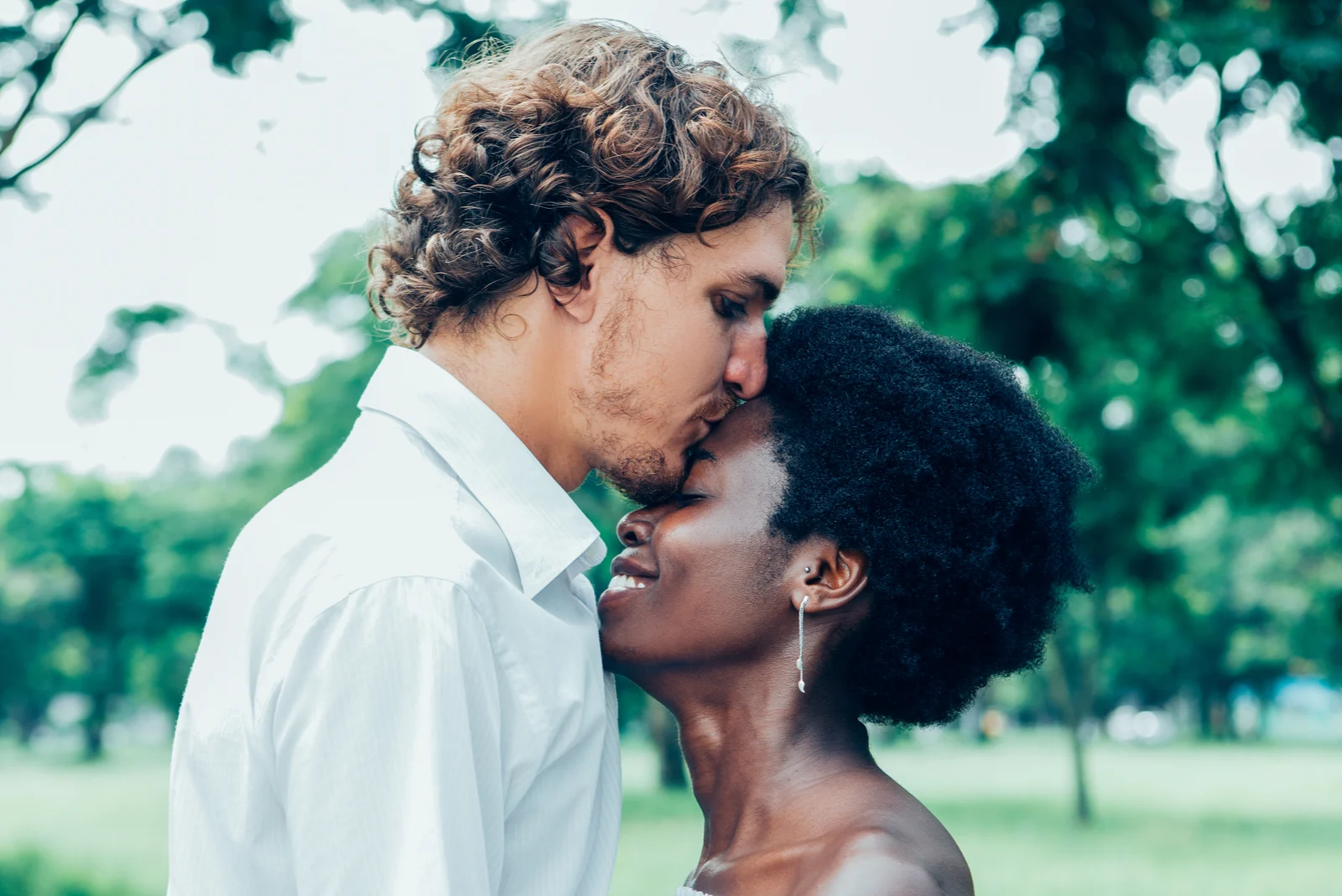 Mann küsst Frau nach einem Date auf die Stirn