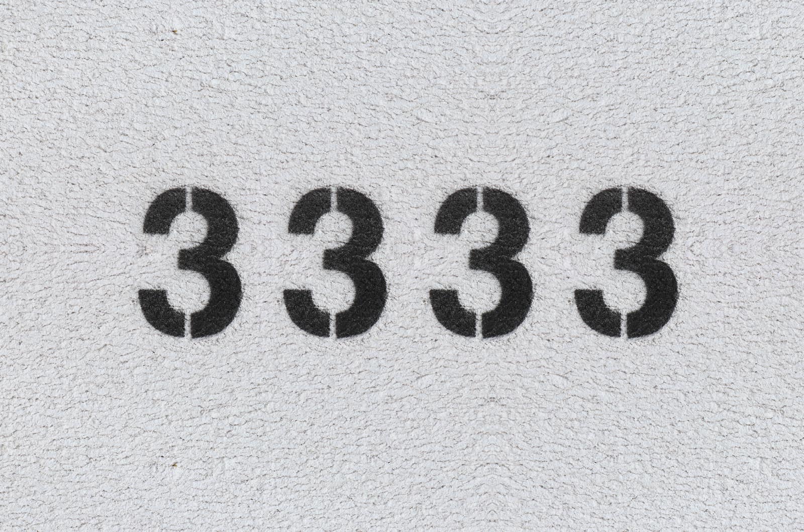 Nummer 3333 an grauer Wand