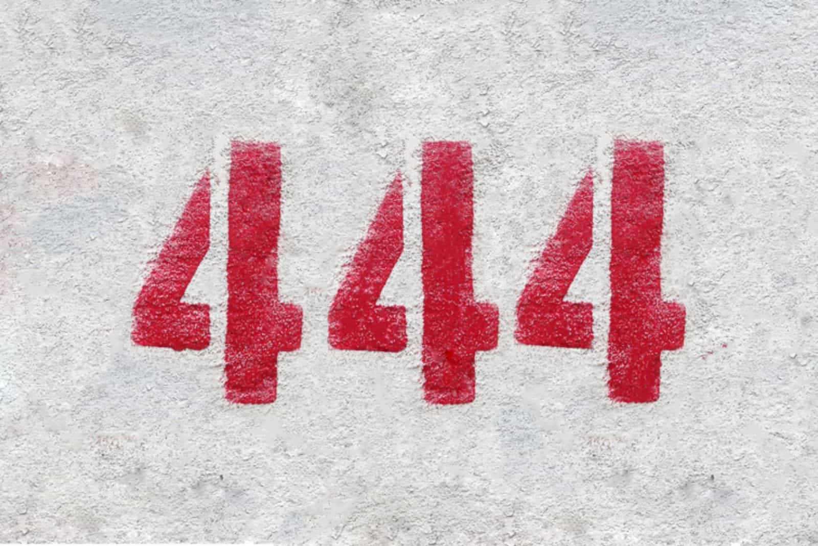 Rote Nummer 444 an der weißen Wand