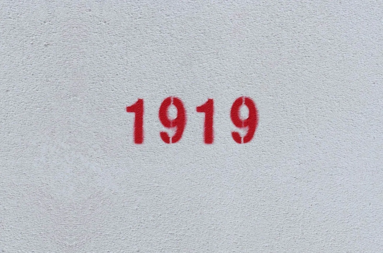 Rote Zahl 1919 an der weißen Wand