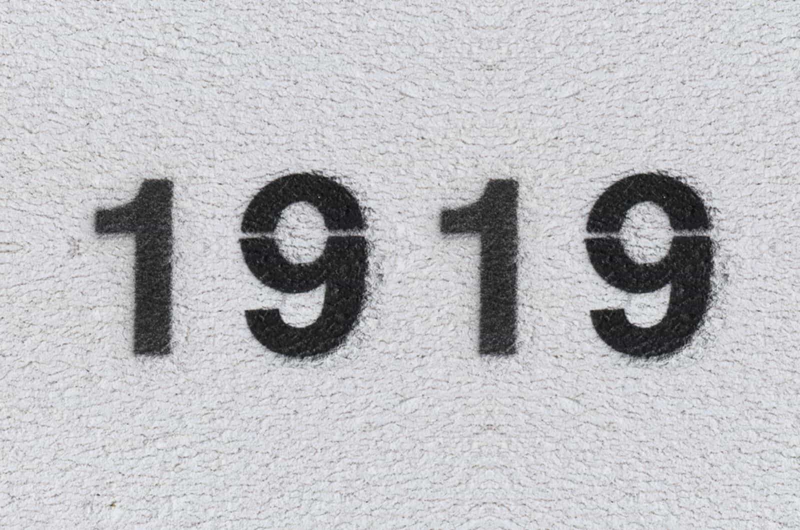 Schwarze Zahl 1919 an der weißen Wand