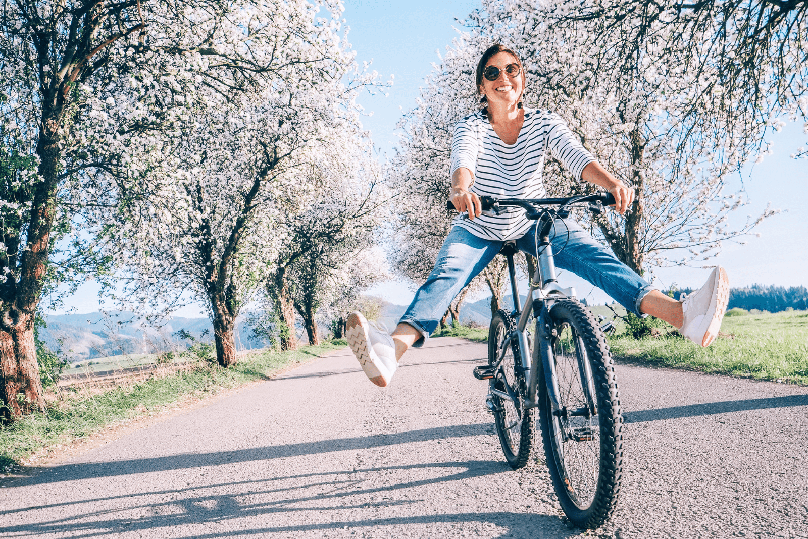 lächelndes Mädchen fährt Fahrrad