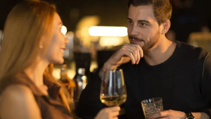 10 mögliche Bedeutungen von langem Blickkontakt ohne Lächeln