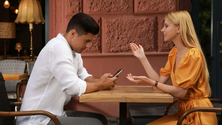 An diesen 13 Anzeichen kannst du respektlose Männer erkennen