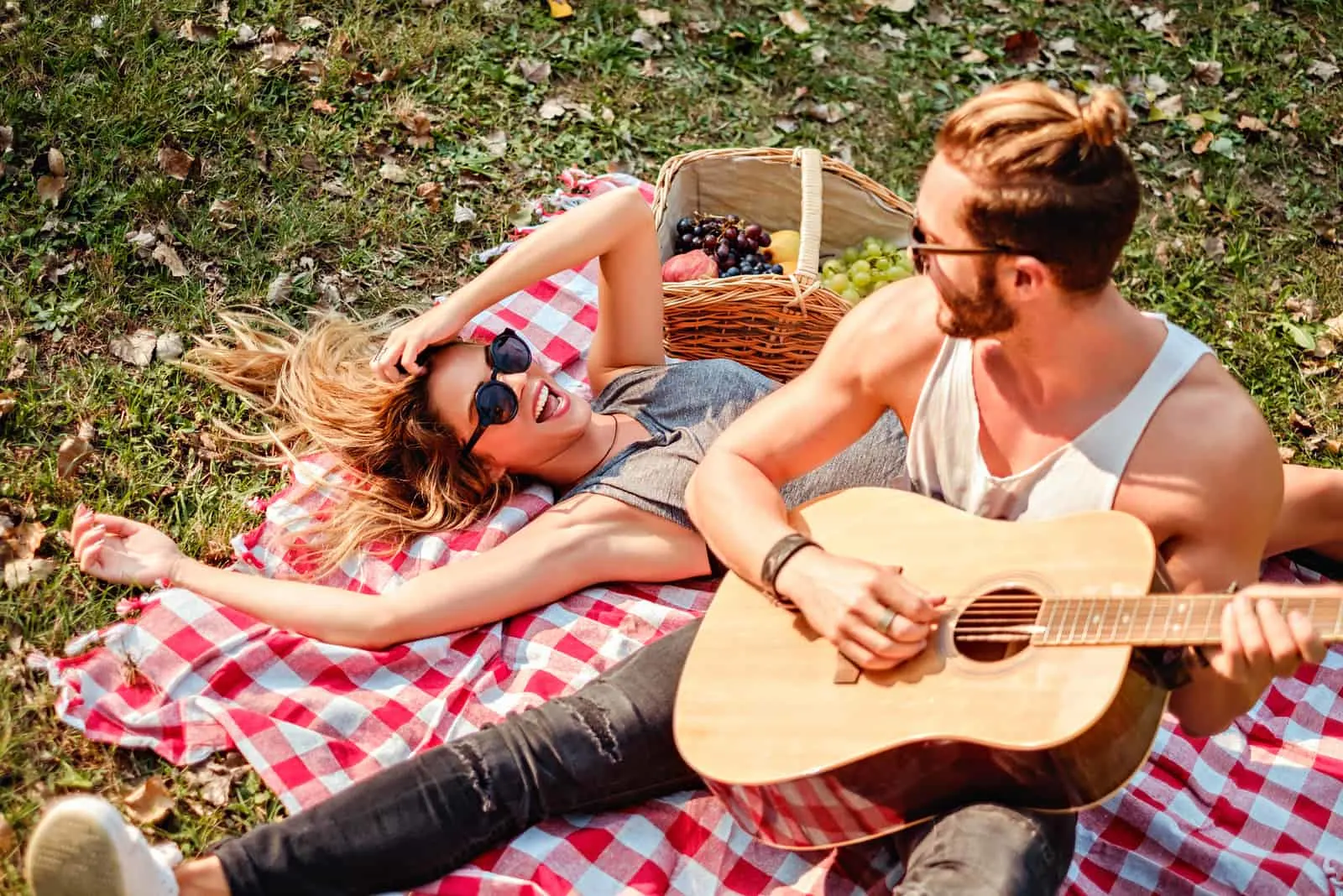 Mann spielt Gitarre am Picknick-Date