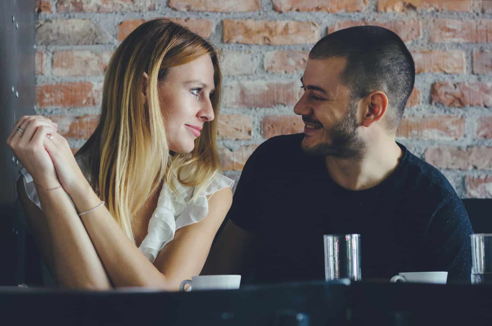 Mann und Frau lachen bei einem Date