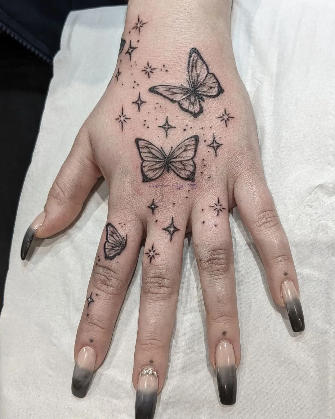 Tätowierung von Schmetterlingen auf der Hand
