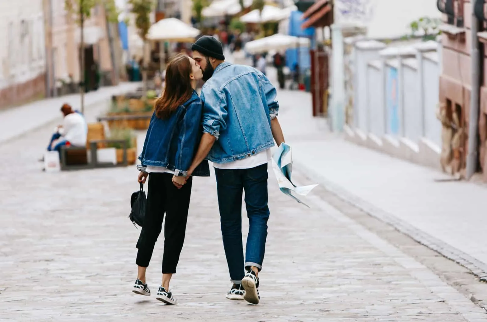 Mann und Frau küssen sich auf der Straße