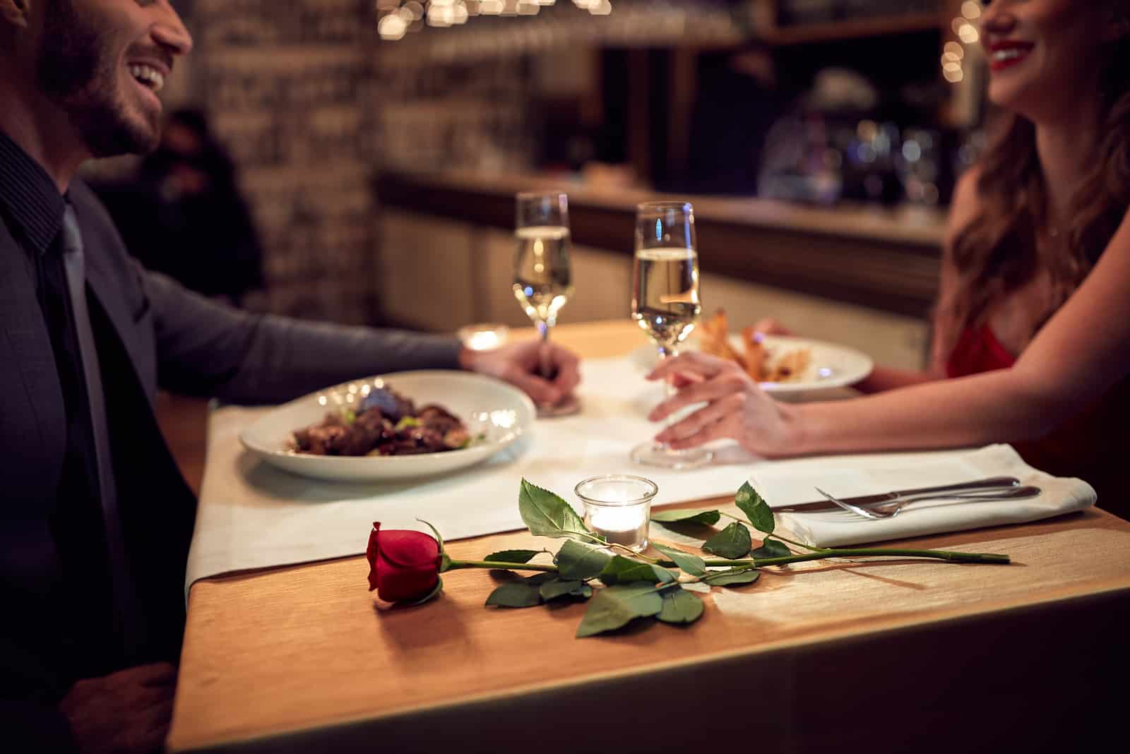 glückliches paar auf romantisches date zum valentinstag