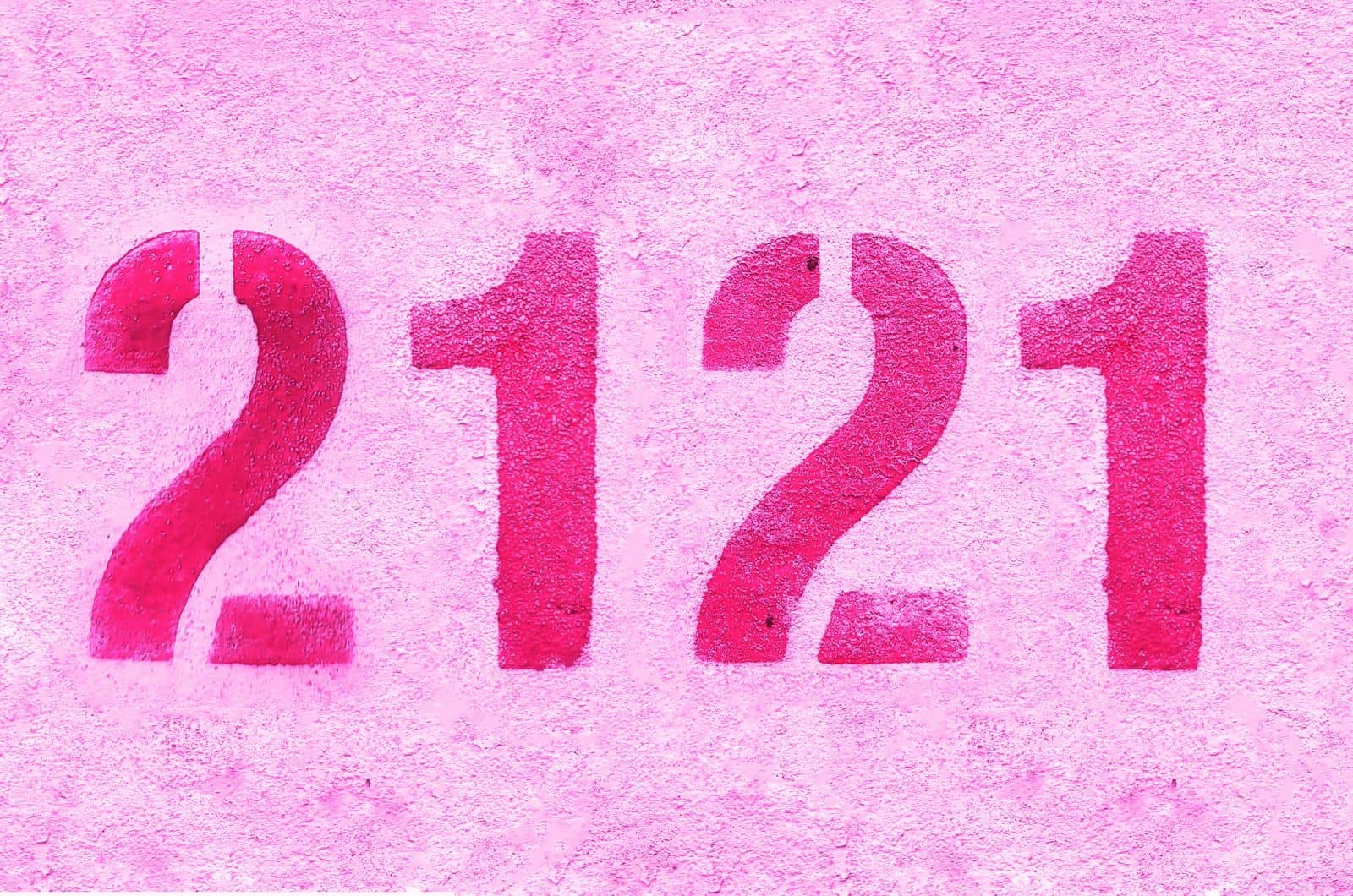 rote Zahl 2121 mit rosa Hintergrund